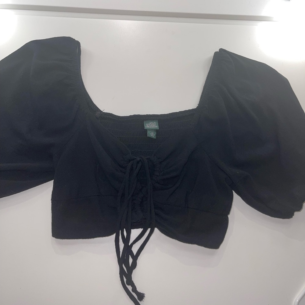Cute black cropped shirt 🥰
